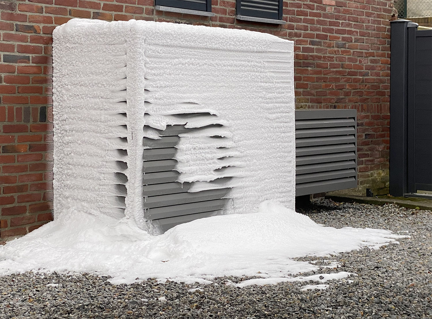 bevroren warmtepomp Een lucht/water wamtepomp die bevroren is